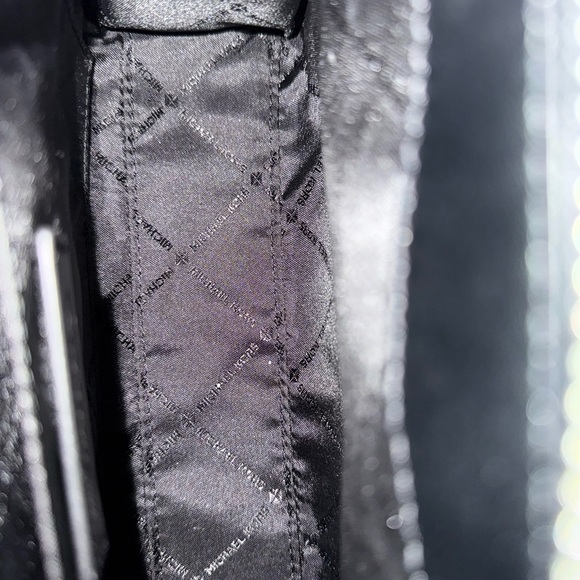 Like new Michael Kors handbag. - Picture 5 of 11